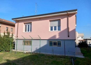 Villa strada Oleggio, 15, Novara (zona Pernate) - foto 1