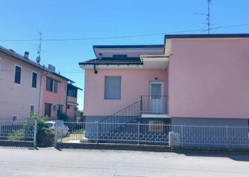 Facciata - Villa strada Oleggio, 15, Novara (zona Pernate) - foto 2