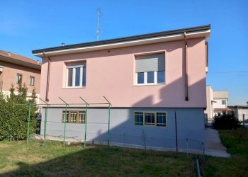 Facciata - Villa strada Oleggio, 15, Novara (zona Pernate) - foto 4