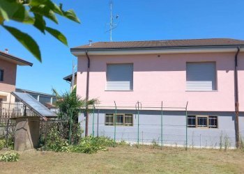 Facciata - Villa strada Oleggio, 15, Novara (zona Pernate) - foto 5