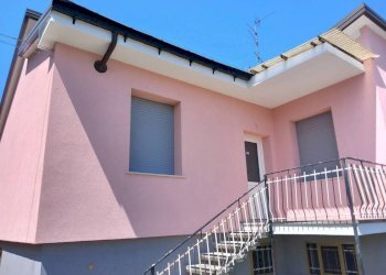 Facciata - Villa strada Oleggio, 15, Novara (zona Pernate) - foto 8