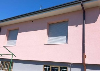 Facciata - Villa strada Oleggio, 15, Novara (zona Pernate) - foto 9