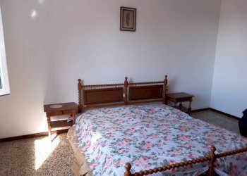 Camera da letto - Villa strada Oleggio, 15, Novara (zona Pernate) - foto 22