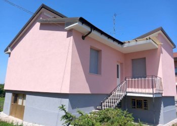 Facciata - Villa strada Oleggio, 15, Novara (zona Pernate) - foto 34