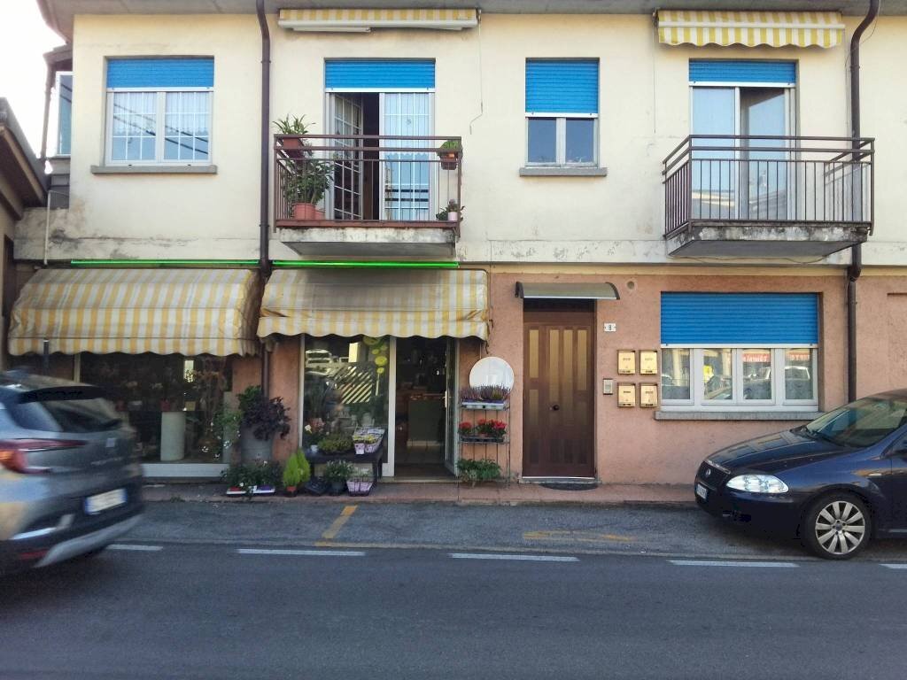 Attività Commerciale via Montello, 10, Buguggiate - foto 1