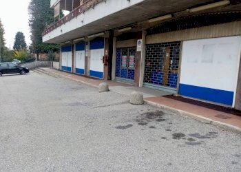 parcheggio - Negozio via Dobbiaco, Varese - foto 1