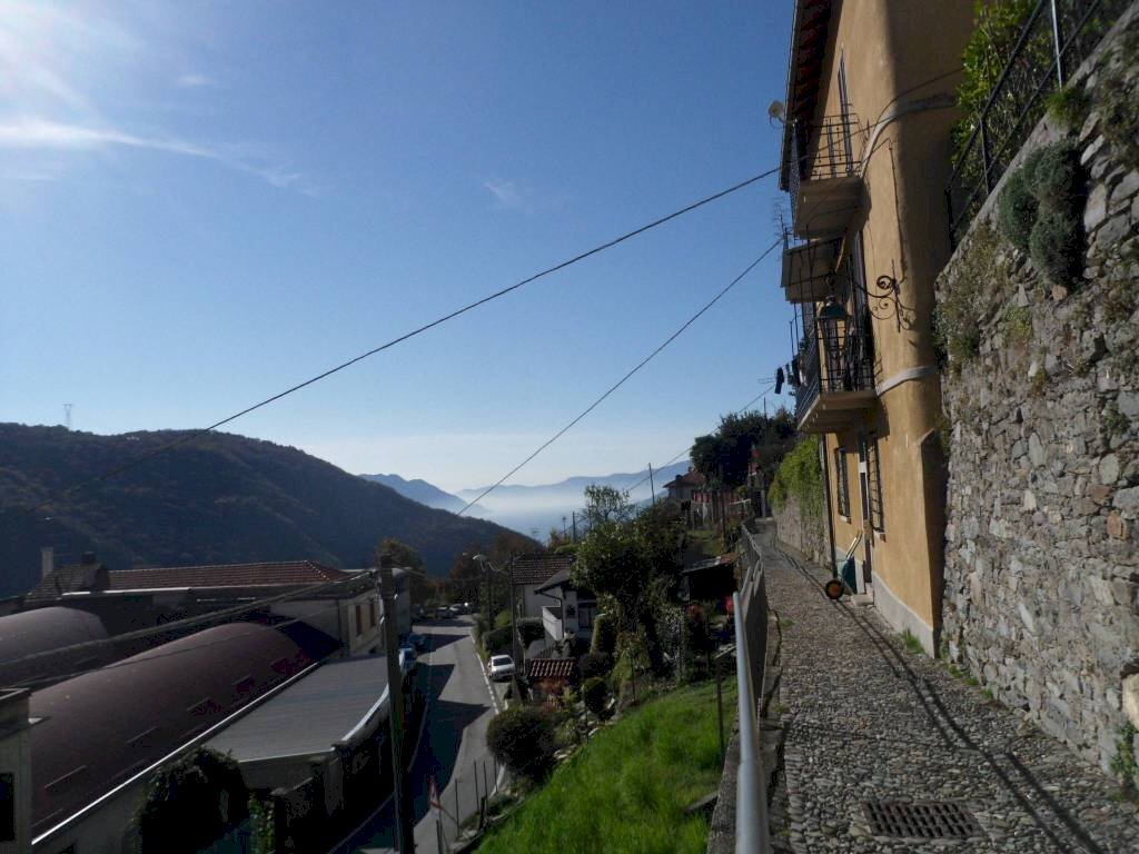 Vista - Casa indipendente via Stefano Ribolzi, 13, Maccagno con Pino e Veddasca - foto 2