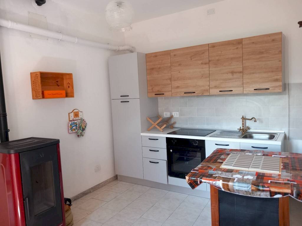 Cucina - Casa indipendente via Stefano Ribolzi, 13, Maccagno con Pino e Veddasca - foto 3
