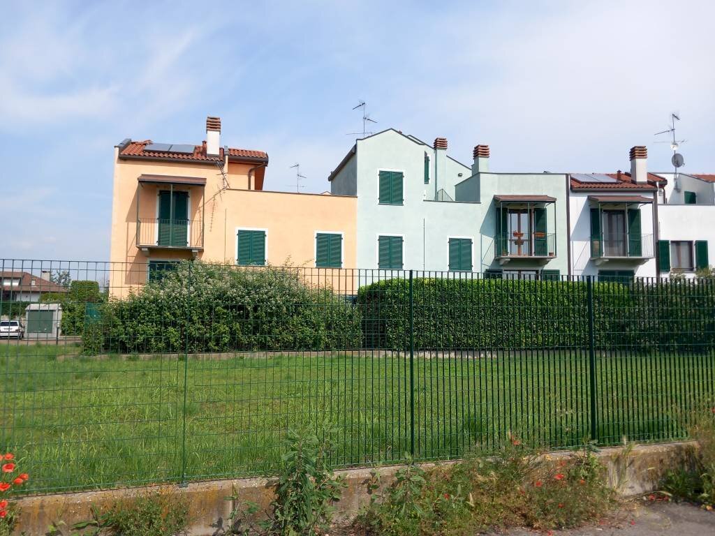 Facciata - Villa a Schiera via Roggia Molinara, 6, Biandrate - foto 1