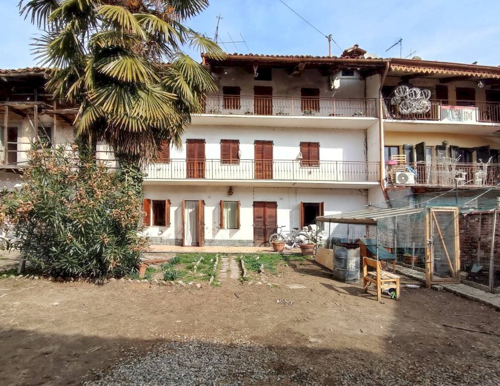 Facciata esterna - Casa indipendente via Camillo Benso di Cavour, 25, Caravino - foto 1