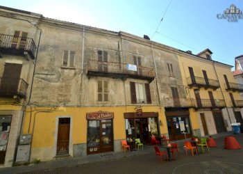facciata - Appartamento piazza Boetto, 4, Cuorgnè - foto 2