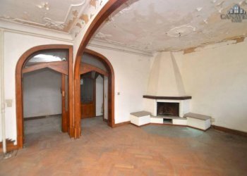 soggiorno - Appartamento piazza Boetto, 4, Cuorgnè - foto 3