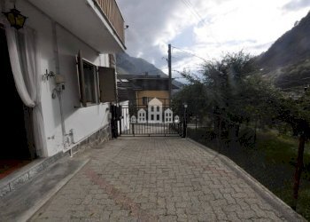 Cortile interno - Casa indipendente via gran Paradiso, 1, Locana - foto 6