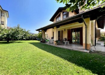 villa vendita grignasco esterno giardino - Independent house via della madonna n 36, Grignasco - photo 2