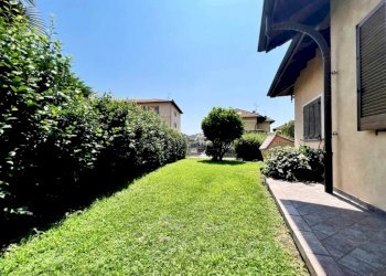 villa vendita grignasco giardino lato - Independent house via della madonna n 36, Grignasco - photo 6