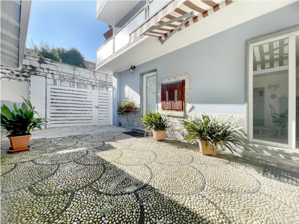 casa vendita soriso cortile1 - Casa indipendente via per auzate 6, Soriso - foto 1