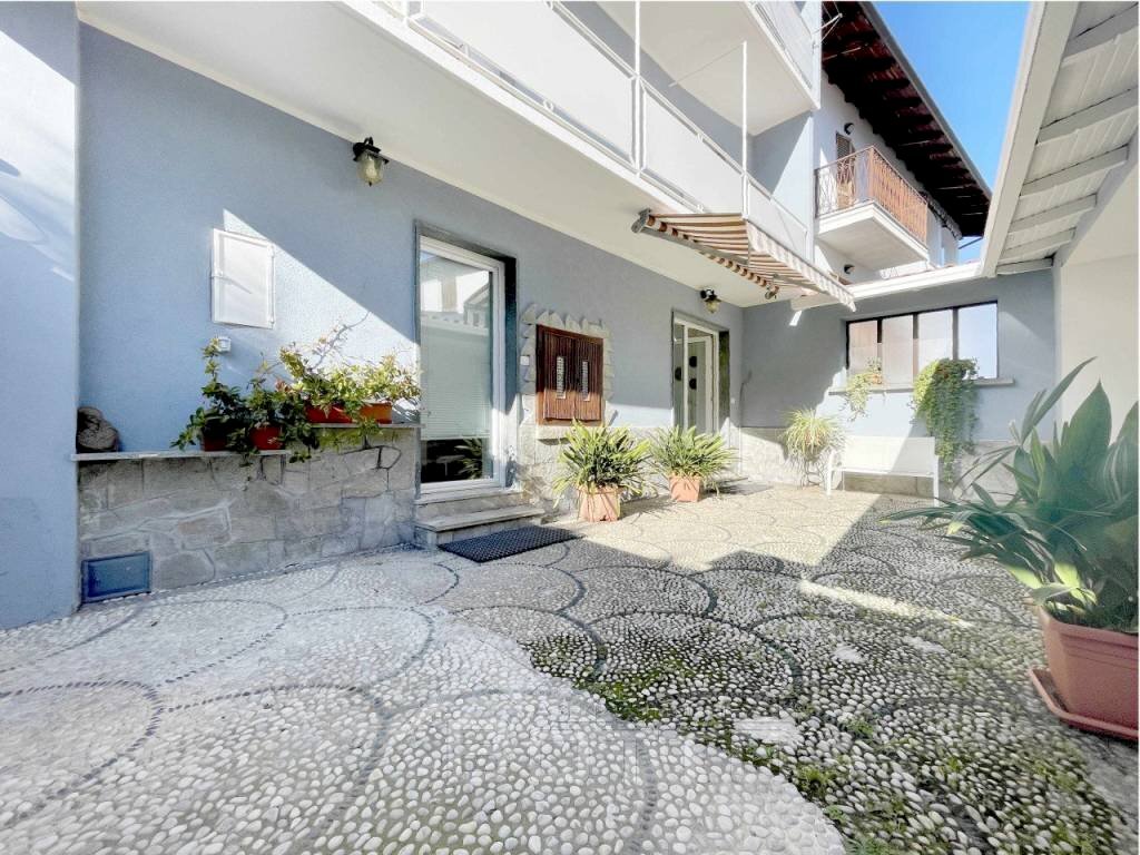 casa vendita soriso cortile - Casa indipendente via per auzate 6, Soriso - foto 2