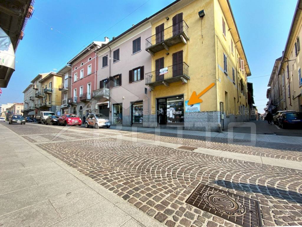 negozio vendita borgomanero vetrina2 - Shop corso Mazzini 37, Borgomanero - photo 1