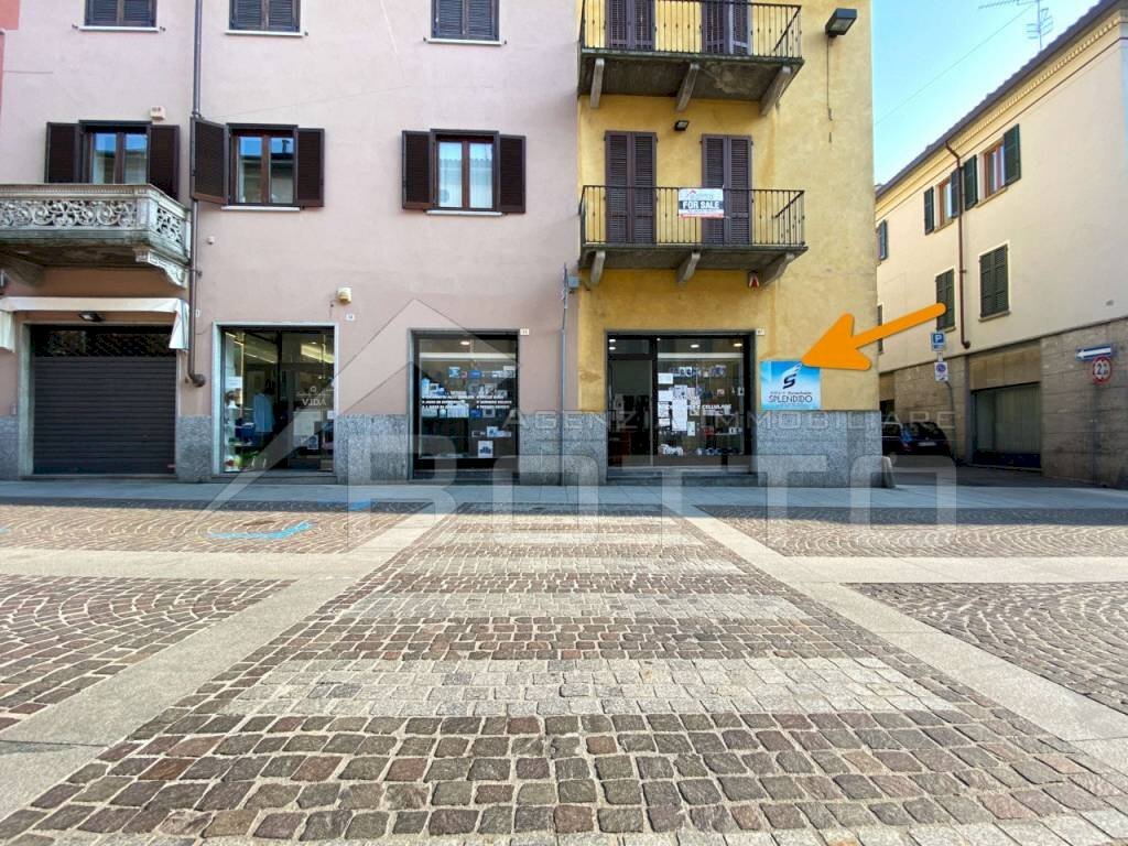 negozio vendita borgomanero vetrina - Shop corso Mazzini 37, Borgomanero - photo 2