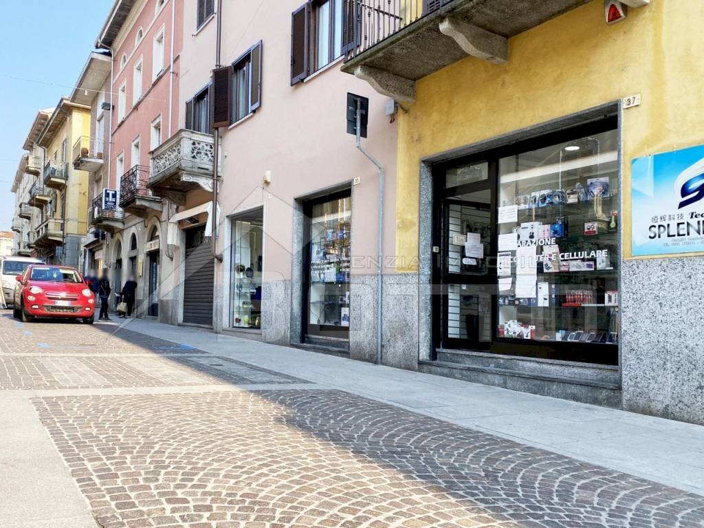 negozio vendita borgomanero vetrina3 - Shop corso Mazzini 37, Borgomanero - photo 3