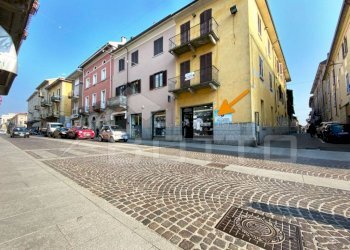 negozio vendita borgomanero vetrina2 - Negozio corso Mazzini 37, Borgomanero - foto 1
