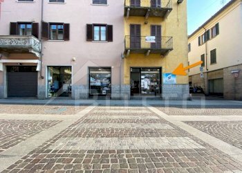 negozio vendita borgomanero vetrina - Negozio corso Mazzini 37, Borgomanero - foto 2