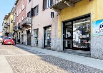 negozio vendita borgomanero vetrina3 - Negozio corso Mazzini 37, Borgomanero - foto 3