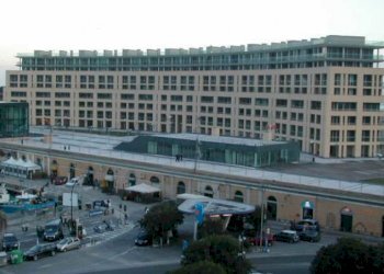 Commercial Premises Savona, Piazza Guido Rossa, Savona (neighborhood Darsena) - photo 1