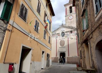 Chiesa e piazza - Trilocale Isolabona - foto 1