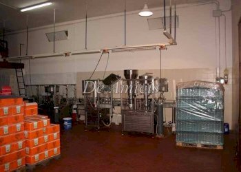 locale imbottigliuamento - Attività Commerciale via Fontana Rosa, 11, Imperia - foto 17