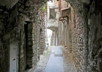 via di accesso - Trilocale via Carriera Piana, Pigna - foto 1