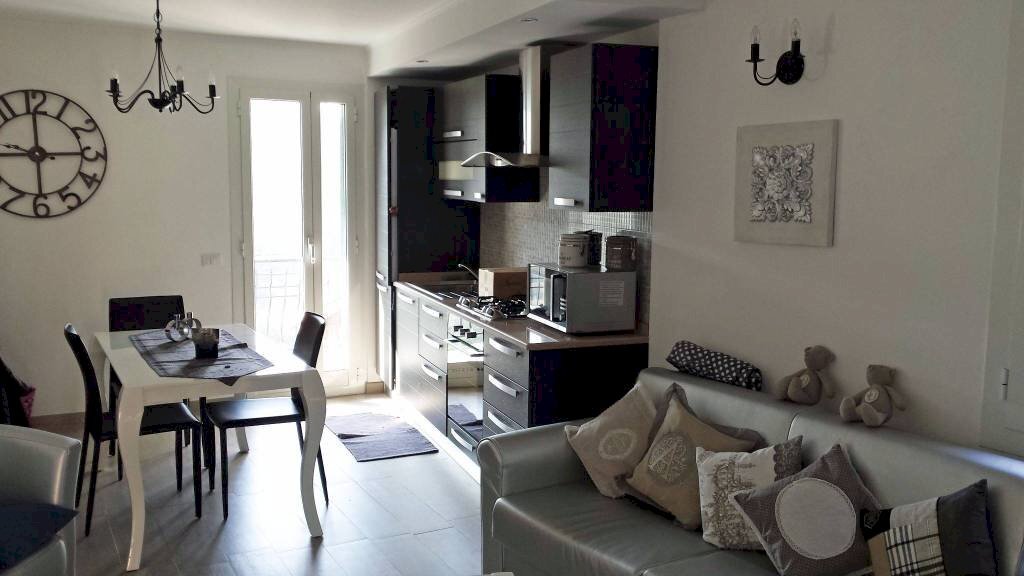 Soggiorno - Quadrilocale piazza Guglielmo Marconi, 21, Vallebona - foto 3