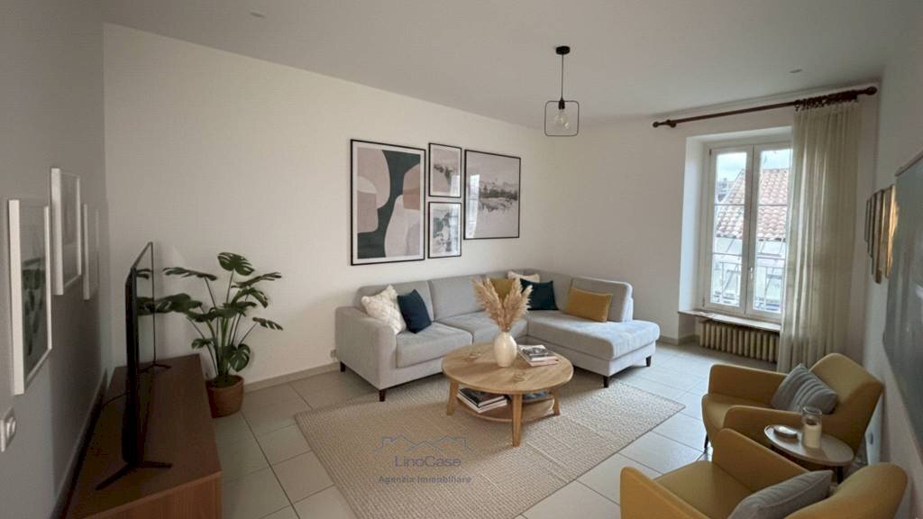 Salone - Quadrilocale piazza Santa Maria Maggiore, 11, Mondovì - foto 1