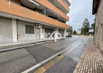 Shop Piazza de Gasperi, Casarsa della Delizia - photo 3
