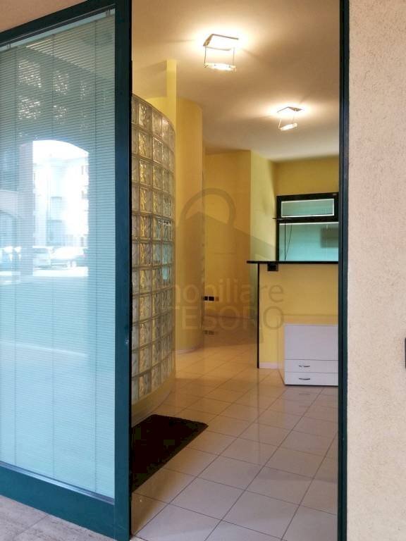 Ingresso - Attività Commerciale piazza Oreste Cavallari, 9, Rimini - foto 2