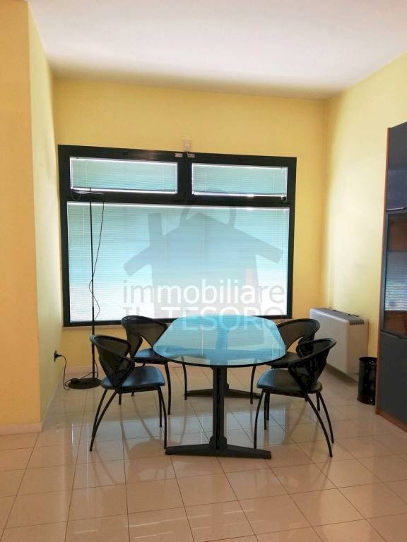 Sala Clienti - Attività Commerciale piazza Oreste Cavallari, 9, Rimini - foto 3