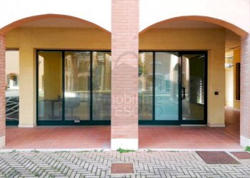 Esterno Facciata - Attività Commerciale piazza Oreste Cavallari, 9, Rimini - foto 1