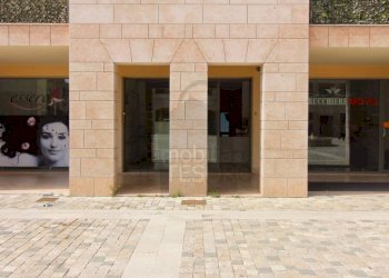Esterno Facciata - Negozio piazza Europa n. 6, Verucchio - foto 1