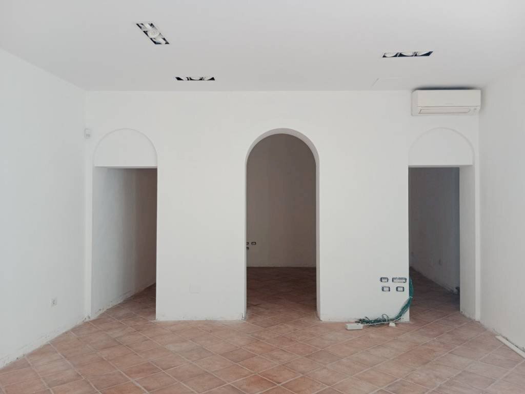 img 20231014 110112 - Shop piazza MARTIRI, Carpi - photo 1