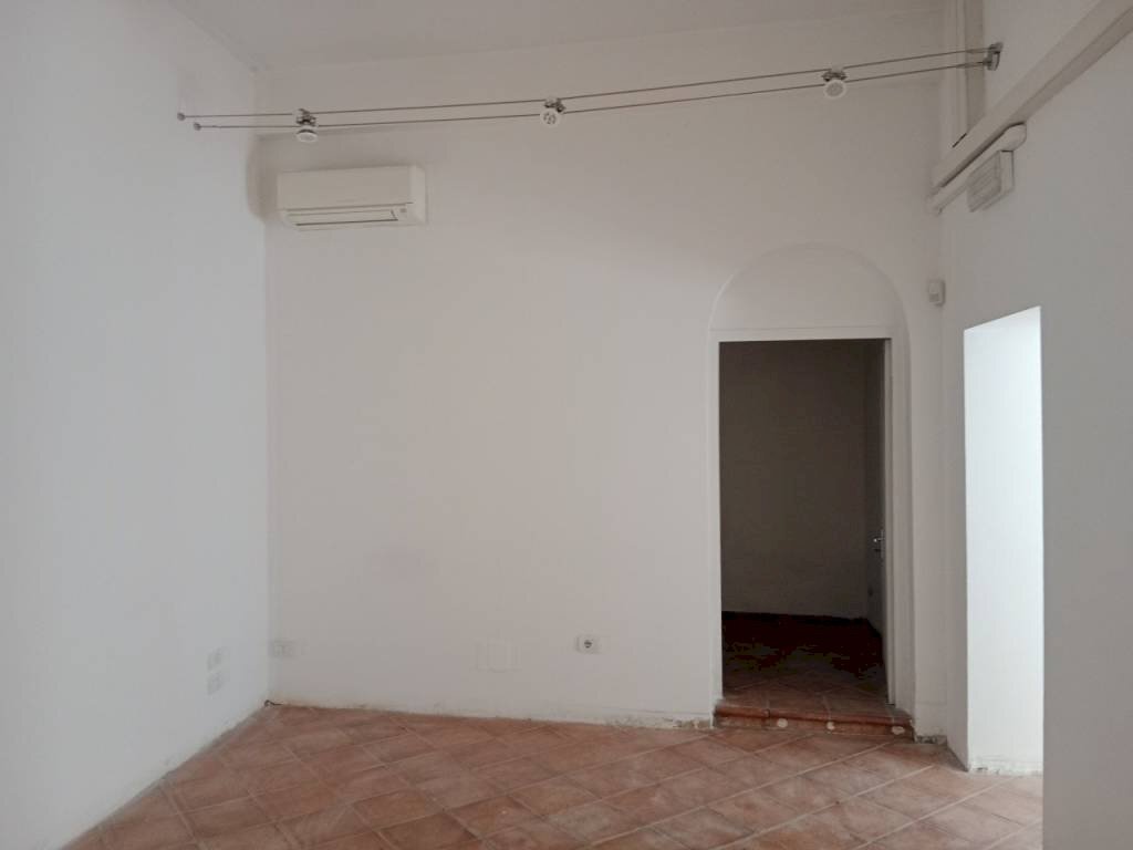 img 20231014 110121 - Shop piazza MARTIRI, Carpi - photo 2