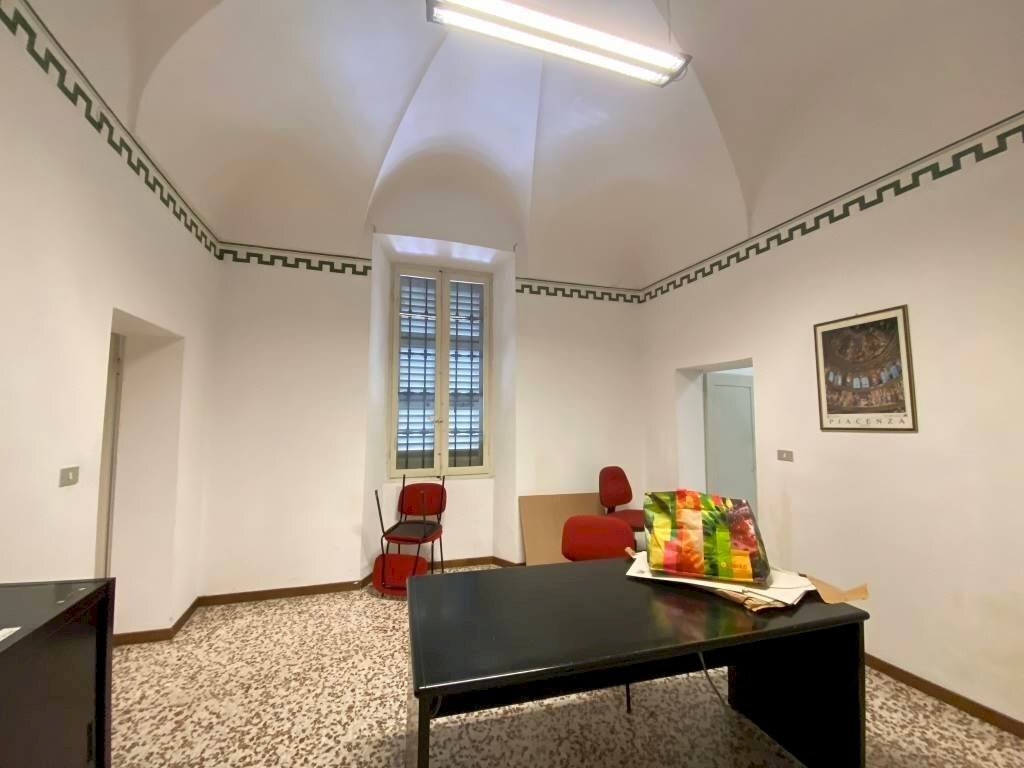 Stanza arredata - Ufficio Piacenza - foto 2