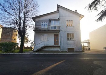 Quadrilocale piazza Giardini Raffaello Sanzio, Tavoleto - foto 1