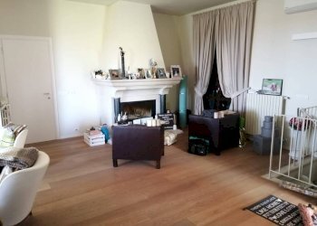 soggiorno con camino in pietra - Villa via Ripa Bianca, Coriano - foto 4