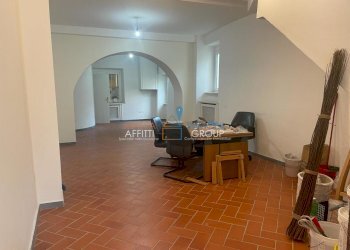 WhatsApp Image 2024-02-01 at 10.33.21 (2).jpeg - Locale Commerciale Via Cavour 20, Massa - foto 2