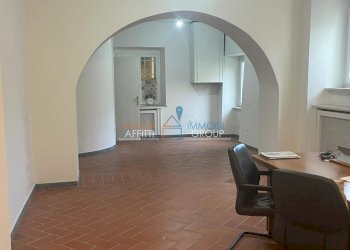 WhatsApp Image 2024-02-01 at 10.33.21 (3).jpeg - Locale Commerciale Via Cavour 20, Massa - foto 4