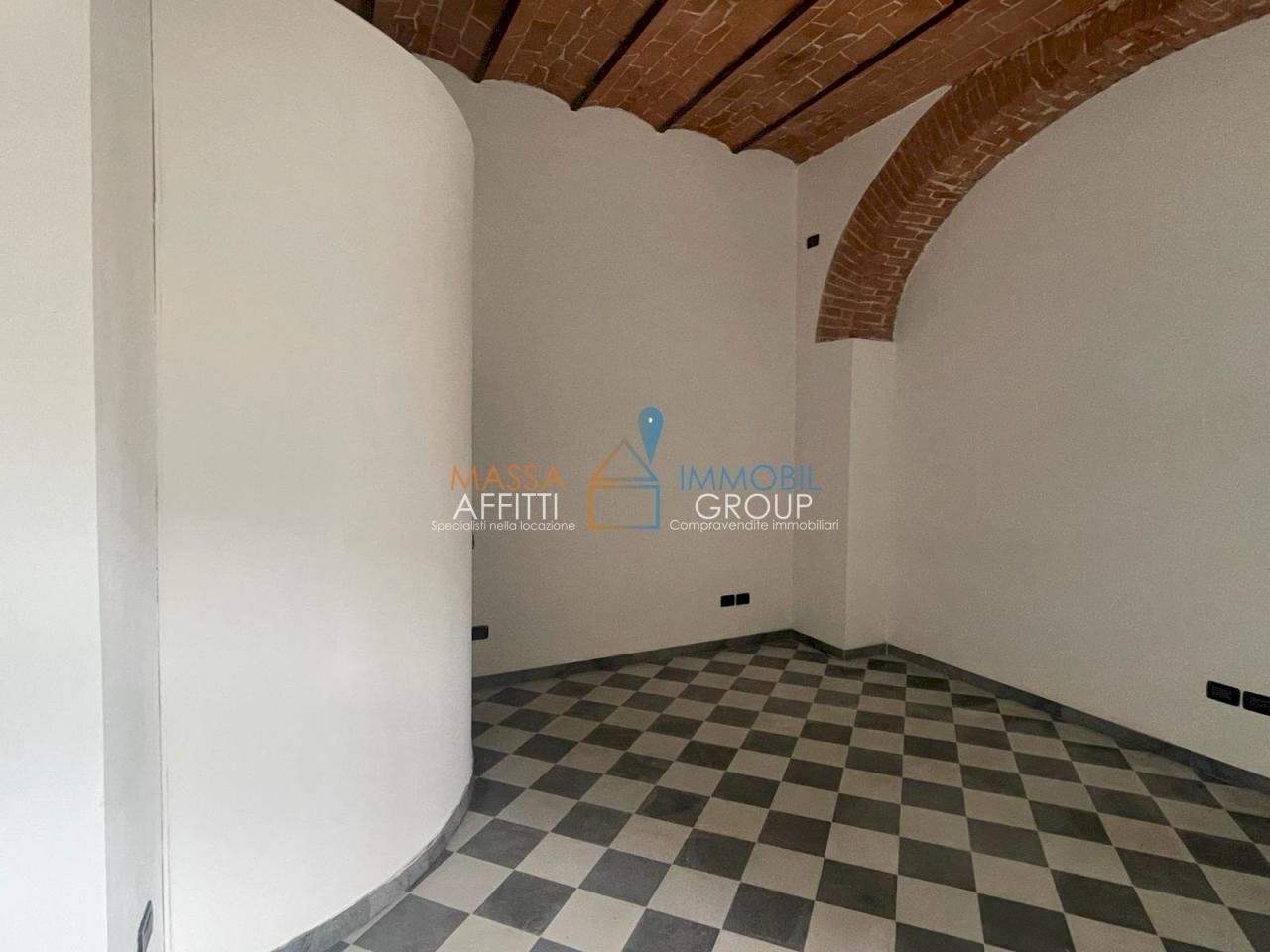 WhatsApp Image 2024-02-01 at 10.09.02.jpeg - Locale Commerciale Via Cavour 20, Massa - foto 3