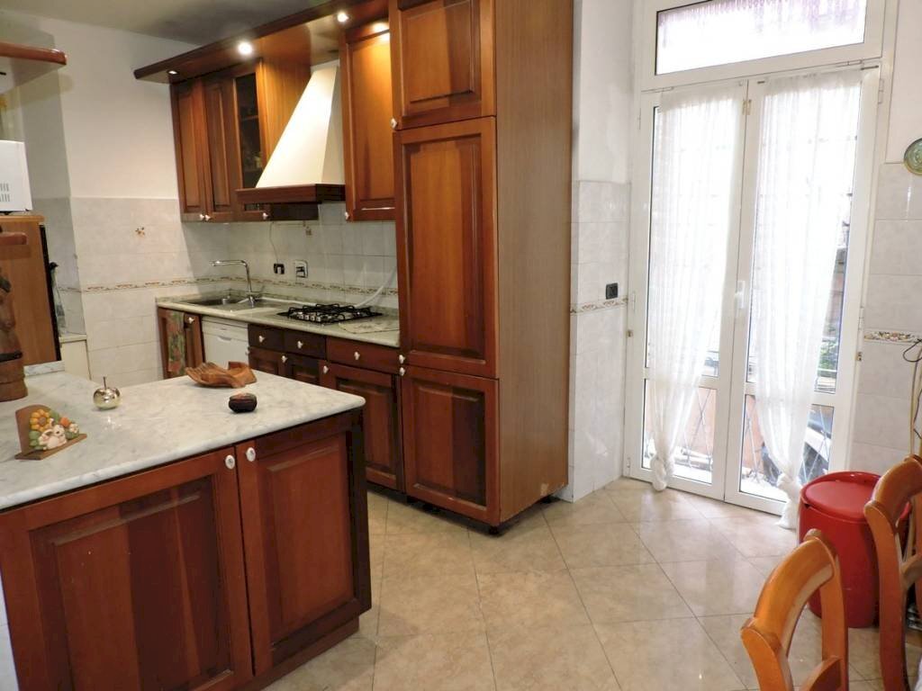 Cucina - Quadrilocale via Massimo d'Azeglio 5, Genova (zona Sampierdarena) - foto 1