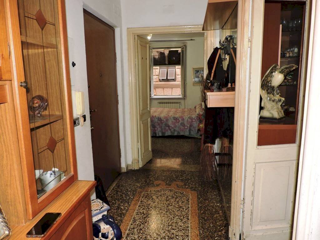 Ingresso - Quadrilocale via Massimo d'Azeglio 5, Genova (zona Sampierdarena) - foto 2