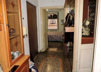 Ingresso - Quadrilocale via Massimo d'Azeglio 5, Genova (zona Sampierdarena) - foto 2