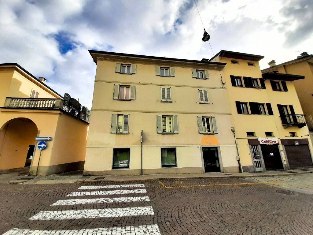 Facciata - Negozio via Alberto De Simoni, 31, Sondrio - foto 2